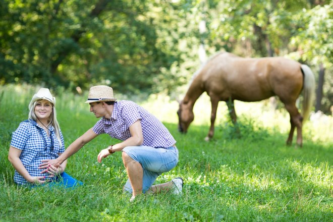 фото беременной с мужем и лошадью