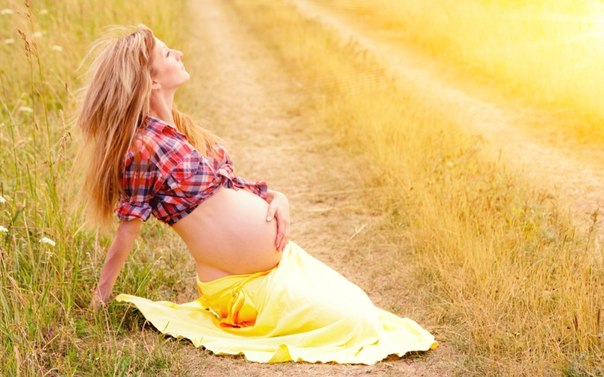 креативная фотосессия беременной на поле