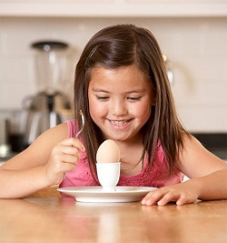 Детям не рекомендуют давать яйца очень часто сырые или сваренные всмятку
